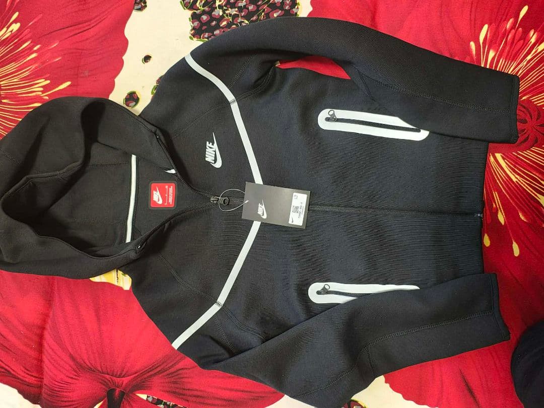 Nike ブラック フルジップパーカー 新品タグ付き