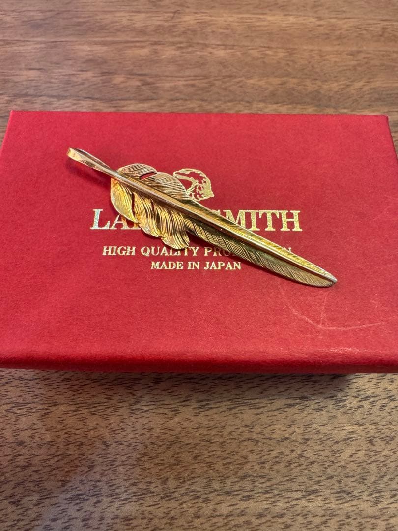 アクセサリー LARRY SMITH 18K GOLD KAZEKIRI FEATHER