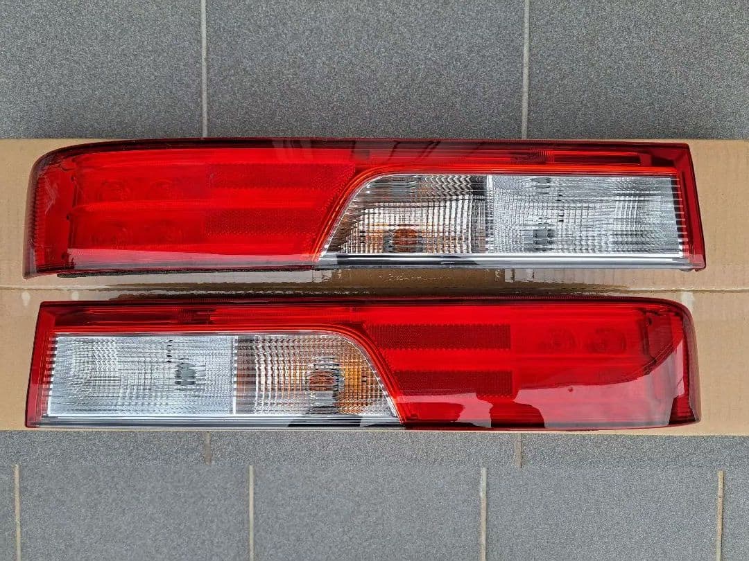 エブリイワゴン DA17W 純正テールランプ