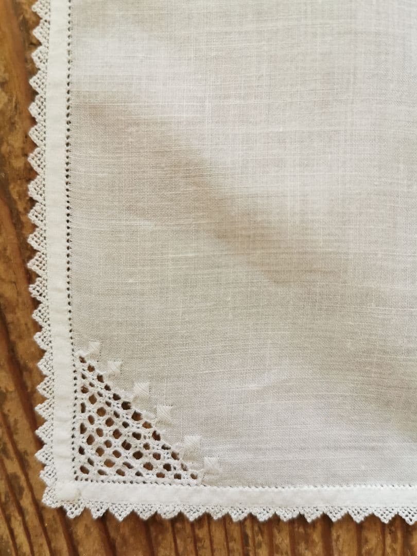 アンティーク 緻密なシュバルム白糸刺繍 繊細なトライアングルフリル ハンカチ β