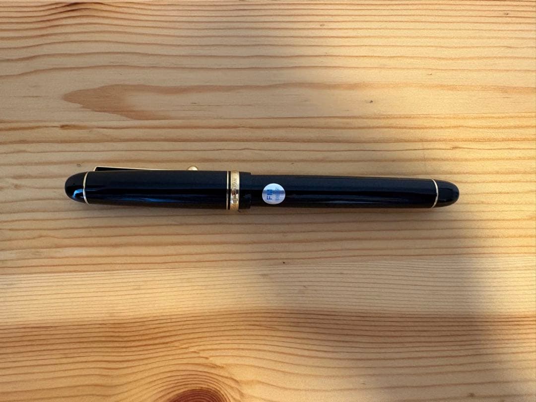 新品　シール付　ゴールド×ブラック　ルシーナ　万年筆 M パイロット 万年筆