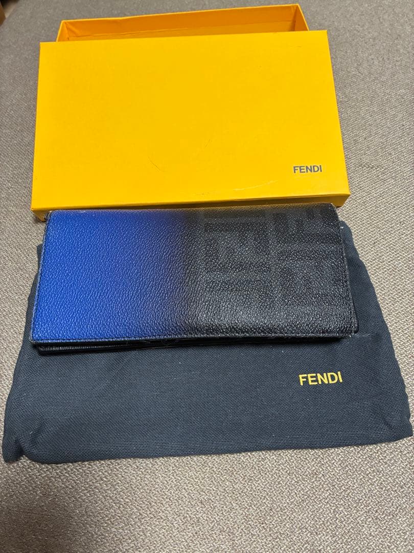 フェンディ（FENDI）　長財布　海外限定柄　青、黒マルチカラー