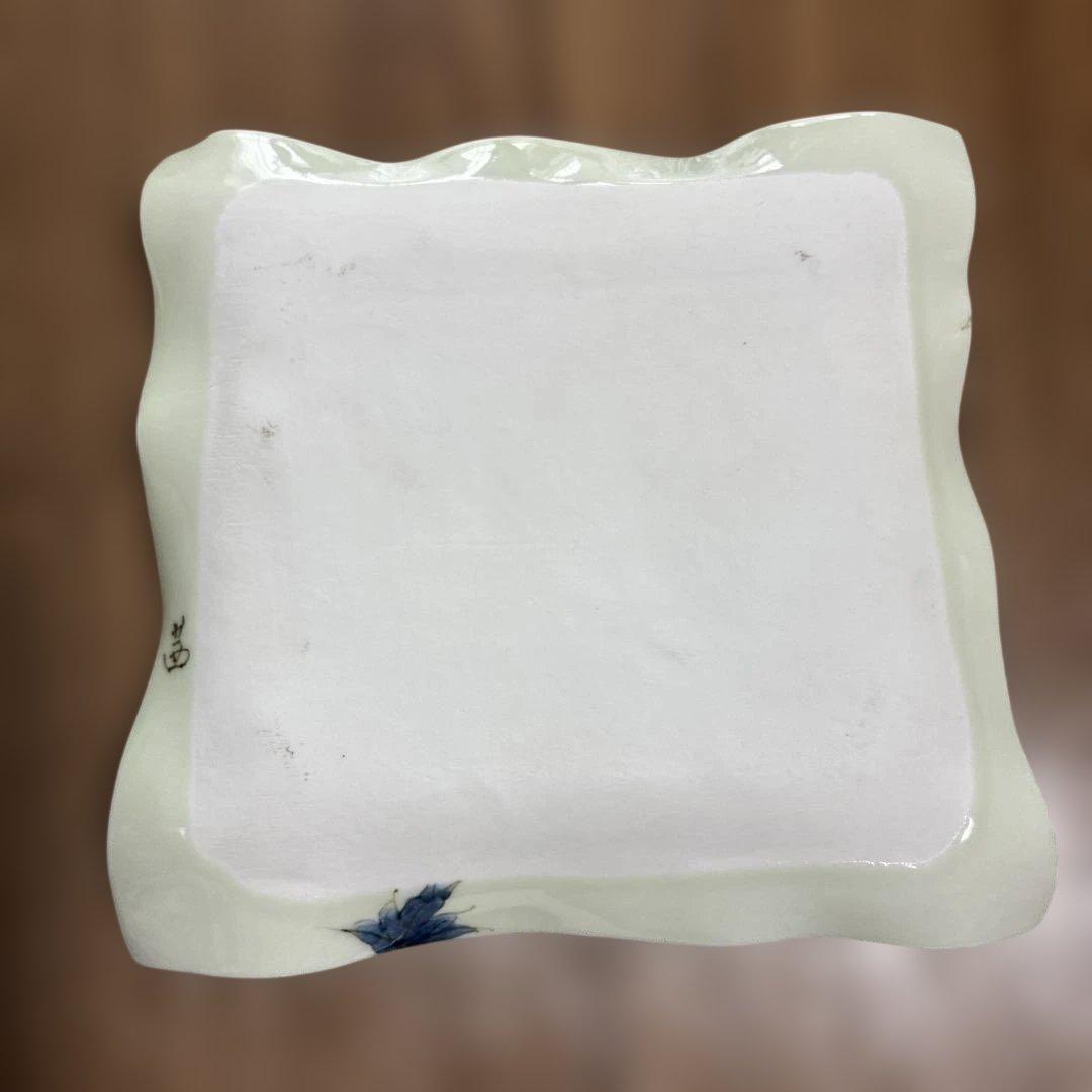 青い花のデザインの皿