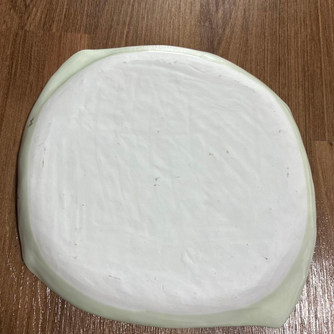 青い花のデザインの皿